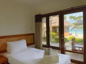 En eller flere senger på et rom på Samed Cabana Resort