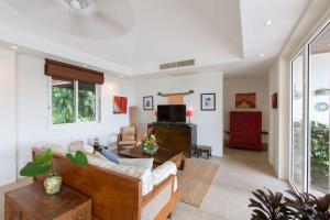 ein Wohnzimmer mit Sofa und Fernseher in der Unterkunft Katamanda villa Moon 3 Bed seaview near Kata Beach in Kata Beach