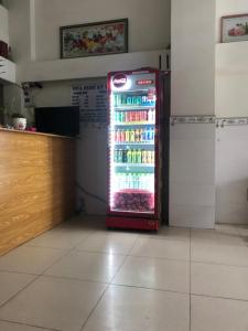 - un réfrigérateur rouge avec des boissons dans la chambre dans l'établissement Ky Phu, à Thuan An