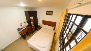 Postel nebo postele na pokoji v ubytování Riverside Hotel Phnom Penh
