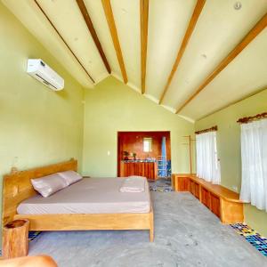 - une chambre avec un lit dans l'établissement NGÀI Villa, à Phu Yen
