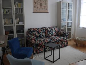 - un salon avec un canapé et une chaise dans l'établissement Appartement Le Palais, 3 pièces, 4 personnes - FR-1-418-225, au Palais