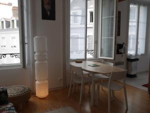 comedor con mesa, sillas y ventanas en Appartement Le Palais, 3 pièces, 4 personnes - FR-1-418-225, en Le Palais