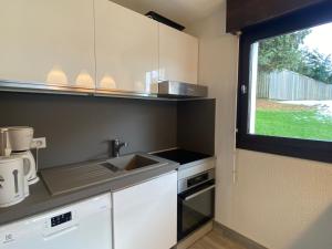 Kuchyňa alebo kuchynka v ubytovaní Studio 4 pers, coin montagne, terrasse, parking privatif, centre village, non fumeur - FR-1-437-100