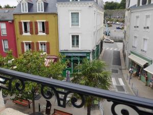 einen Balkon mit Blick auf eine Stadtstraße in der Unterkunft Appartement Le Palais, 3 pièces, 4 personnes - FR-1-418-225 in Le Palais