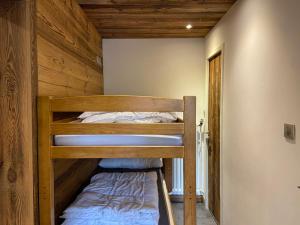 a bunk bed room with two bunk beds at Appartement La Clusaz, 2 pièces, 6 personnes - FR-1-437-99 in La Clusaz