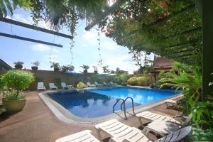 Bazén v ubytování Bougainvillea Terrace House nebo v jeho okolí