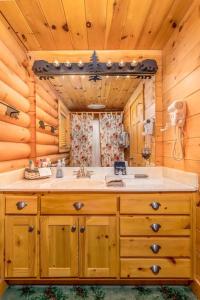 łazienka z umywalką w drewnianej kabinie w obiekcie Firefly Creek w mieście Gatlinburg