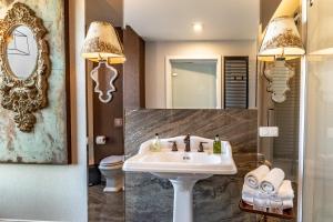 比亞韋斯托克的住宿－Hotel Traugutta3，一间带水槽、镜子和卫生间的浴室