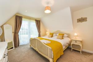 ein Schlafzimmer mit einem großen Bett und einer gelben Decke in der Unterkunft Sea Breeze in Rustington