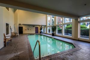 The swimming pool at or close to Belltown Court Space Needle Studio
