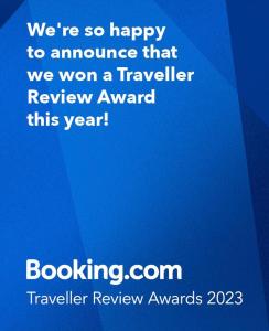 una señal azul con las palabras bienvenidos a anunciar que ganamos un premio de revisión de viajeros en אירוח השקד - 10דק' משדה התעופה en Giv‘at Koaẖ