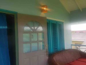 Bon AccordにあるBeach House In Crown Point- walk to the beachの窓とドアのある天井の客室です。