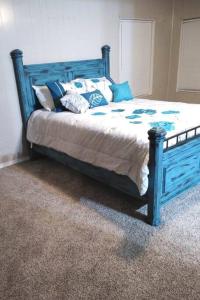 Una cama azul con almohadas en el dormitorio en Old Jefferson, en Paris