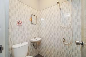 Koupelna v ubytování Urbanview Hotel Arafuru Residence Duren Sawit + 11 fotografií