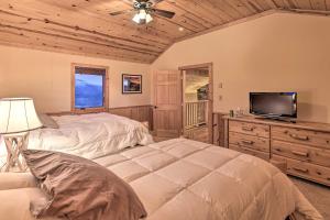 een slaapkamer met een bed en een flatscreen-tv bij Spacious Slaty Fork Home about 12 Mi to Snowshoe in Slaty Fork