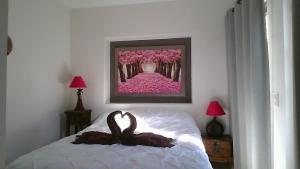 a bedroom with a swan decoration on a bed at Luxury Suite, Bellas Villas, Villa LUNA in San Miguel de Allende
