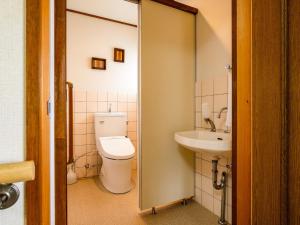 La salle de bains est pourvue de toilettes et d'un lavabo. dans l'établissement Private house Yanagian - Vacation STAY 97777v, à Kameoka