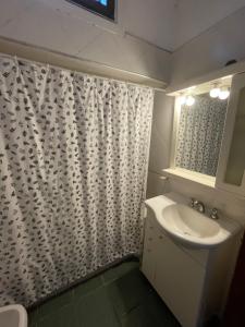 baño con lavabo y cortina de ducha en Casa para 6 personas Mar del Plata Barrio Chauvin a 8 cuadras de Guemes en Mar del Plata