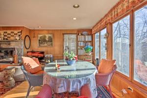 uma sala de estar com uma mesa de vidro e cadeiras em Cozy Garrison Home, 11 Mi to Bear Mountain! em Garrison