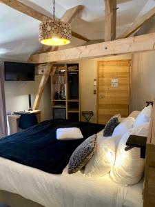 Una cama o camas en una habitación de Domaine de Suzel Hôtel & Spa