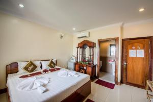Postel nebo postele na pokoji v ubytování Seng Hout Hotel + 37 fotografií