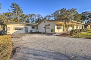 una casa con una entrada delante de ella en Spacious Gainesville Retreat with Backyard!, en Gainesville