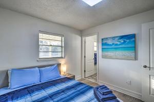 Un dormitorio con una cama azul y una ventana en Spacious Gainesville Retreat with Backyard!, en Gainesville