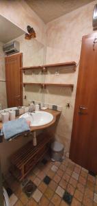 Habitación con baño con lavabo y aseo. en Apartma Brlog Petra, Kranjska Gora en Kranjska Gora