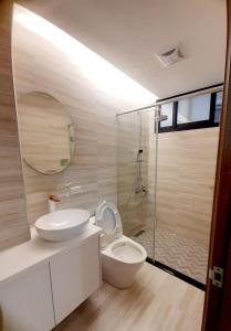 La salle de bains est pourvue de toilettes, d'un lavabo et d'une douche. dans l'établissement 台東有點田民宿, à Guanshan