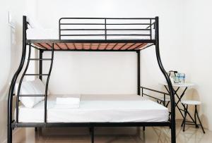 Bunk bed o mga bunk bed sa kuwarto sa L and V Bantayan Guest House