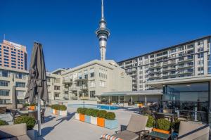 een uitzicht op de cn-toren vanaf de patio van een hotel bij The Corporate's Selection + CP! in Auckland