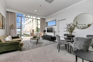een woonkamer met een tafel en stoelen bij The Corporate's Selection + CP! in Auckland