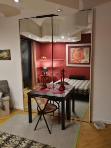 espejo en una habitación con mesa y cama en B&B Il Giardino Delle Fate, en Lecco