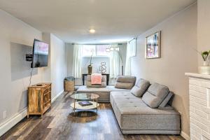 sala de estar con 2 sofás y TV en Centrally Located Denver Townhome Near Dtwn, en Denver