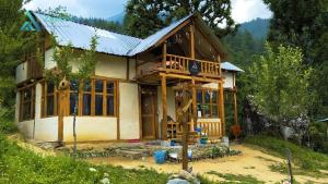 a small house with a gambrel roof at Zevibes Cafe & Homestay in Kalgha