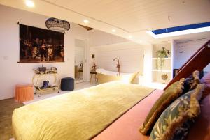 een slaapkamer met een bed en een schilderij aan de muur bij Najade Eco Houseboat in Amsterdam