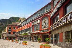 a row of buildings on a city street at Jiuzhaigou Cloudy Hotel in Jiuzhaigou
