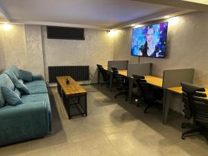 TV a/nebo společenská místnost v ubytování Dilens Bosphorus Hotel
