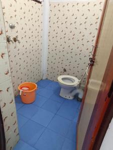 baño con aseo y cubo en Sankardev Guest House D24 35 en Varanasi