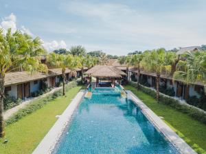 普吉市的住宿－Malabar Pool Villa Phuket，享有度假村游泳池的空中景致