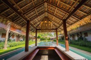 Malabar Pool Villa Phuket في فوكيت تاون: جناح مع ثريا معلقة من السقف