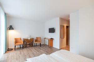 a bedroom with a bed and a table and chairs at Butjadinger Hof in Burhave