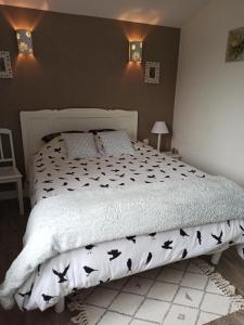 een slaapkamer met een wit bed met vleermuizen erop bij Magnolia in Trois-Palis