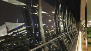 een uitzicht vanaf het balkon van een gebouw 's nachts bij MCity Ampang in Kuala Lumpur