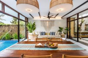 ウブドにあるUbud Green Resort Villas Powered by Archipelagoのリビングルーム(ソファ、テーブル付)