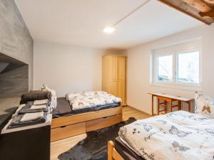 una camera da letto con due letti e una finestra di Holiday Home Feldkirch Panoramic Views a Feldkirch