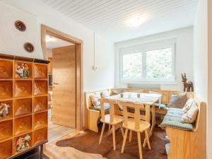 eine Küche mit einem Tisch und Stühlen sowie einem Fenster in der Unterkunft Beautiful Holiday Home in Feldkirch with Garden in Feldkirch