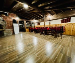 A restaurant or other place to eat at Bóris House