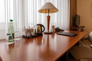 Příslušenství pro přípravu čaje a kávy v ubytování Globana Airport Hotel